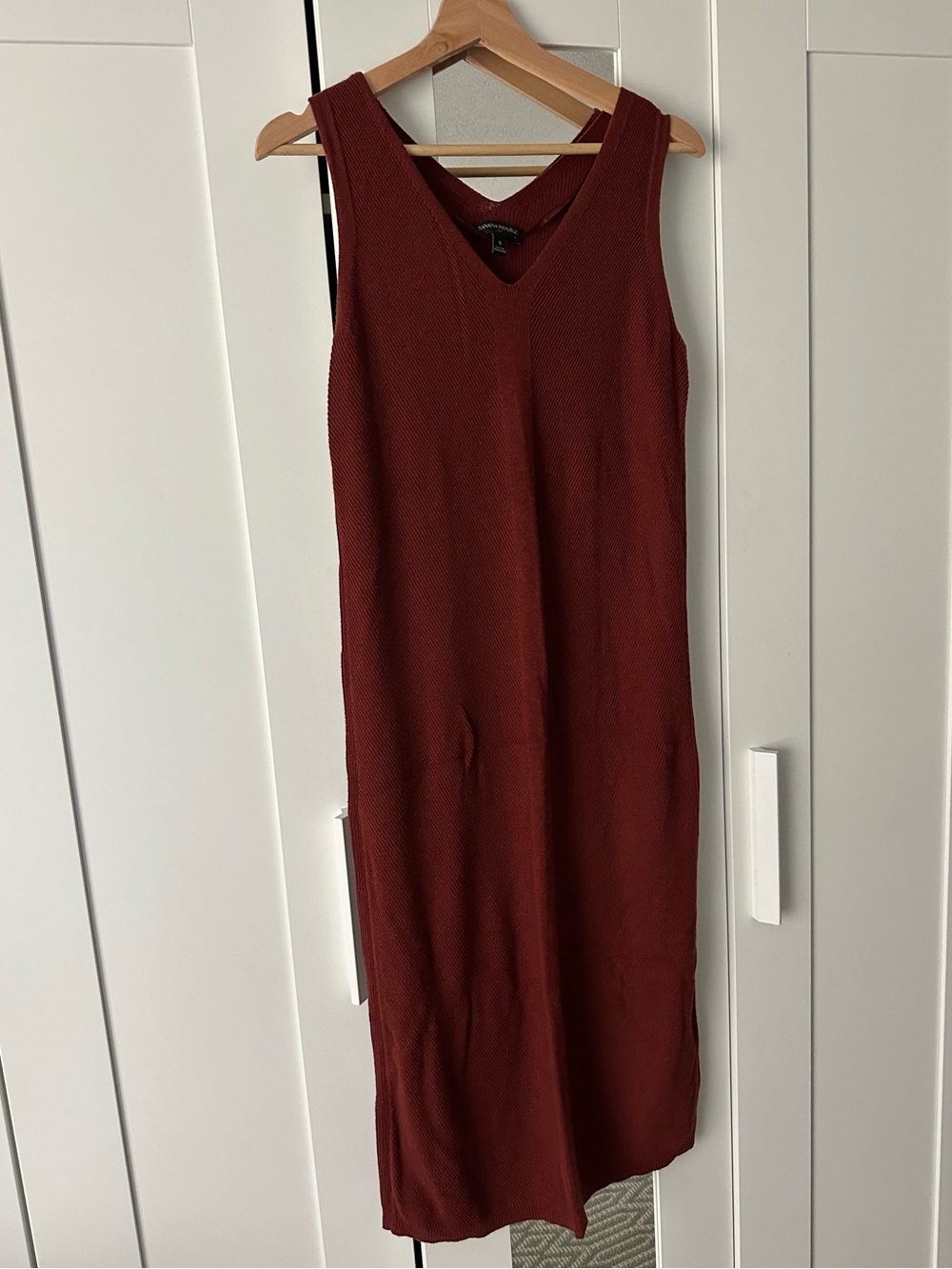 Banana Republic Sleeveless V-Neck Midi Dress in Wine